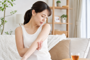 二の腕の脂肪吸引のダウンタイムはいつまで？腕が動かせる時期と仕上がりまでの過ごし方