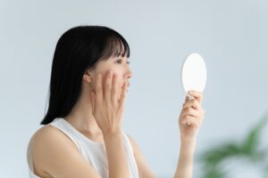 顔の脂肪吸引フェイスバンドはいつまで？着用期間の目安と場面別の外し方