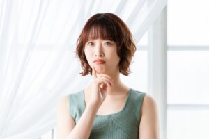 顔の脂肪吸引のデメリットは？メリットとの対比・後悔しないクリニックの選び方まで解説